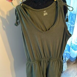 Army green AERIE size small soft shorts outfit
